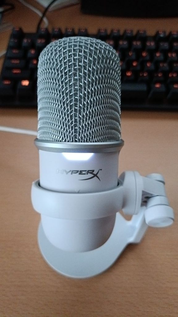 HyperX SoloCastの実機写真（木目のデスク上に置いたホワイトモデル、正面）