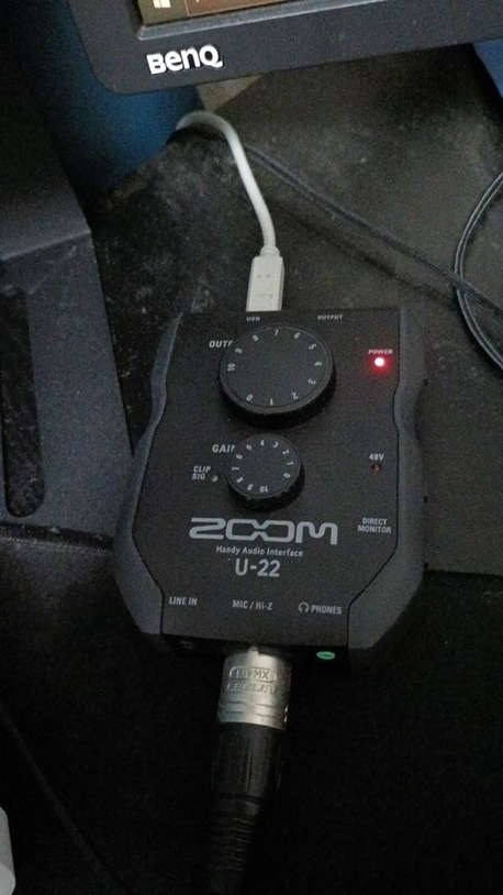 ZOOM U-22の実機写真（USBケーブルとXLRケーブルを接続した状態）